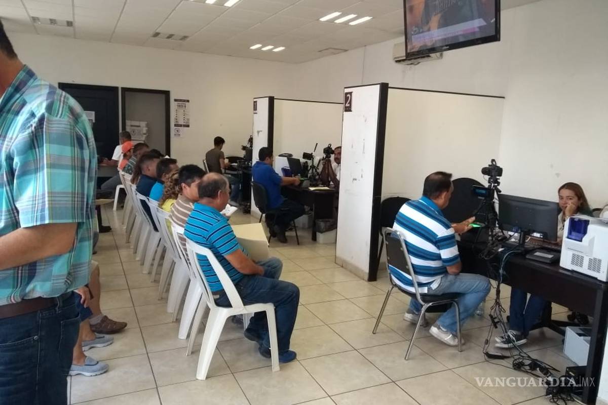 Denuncian ciudadanos que tardan más de cinco horas en tramitar licencia de conducir en Saltillo