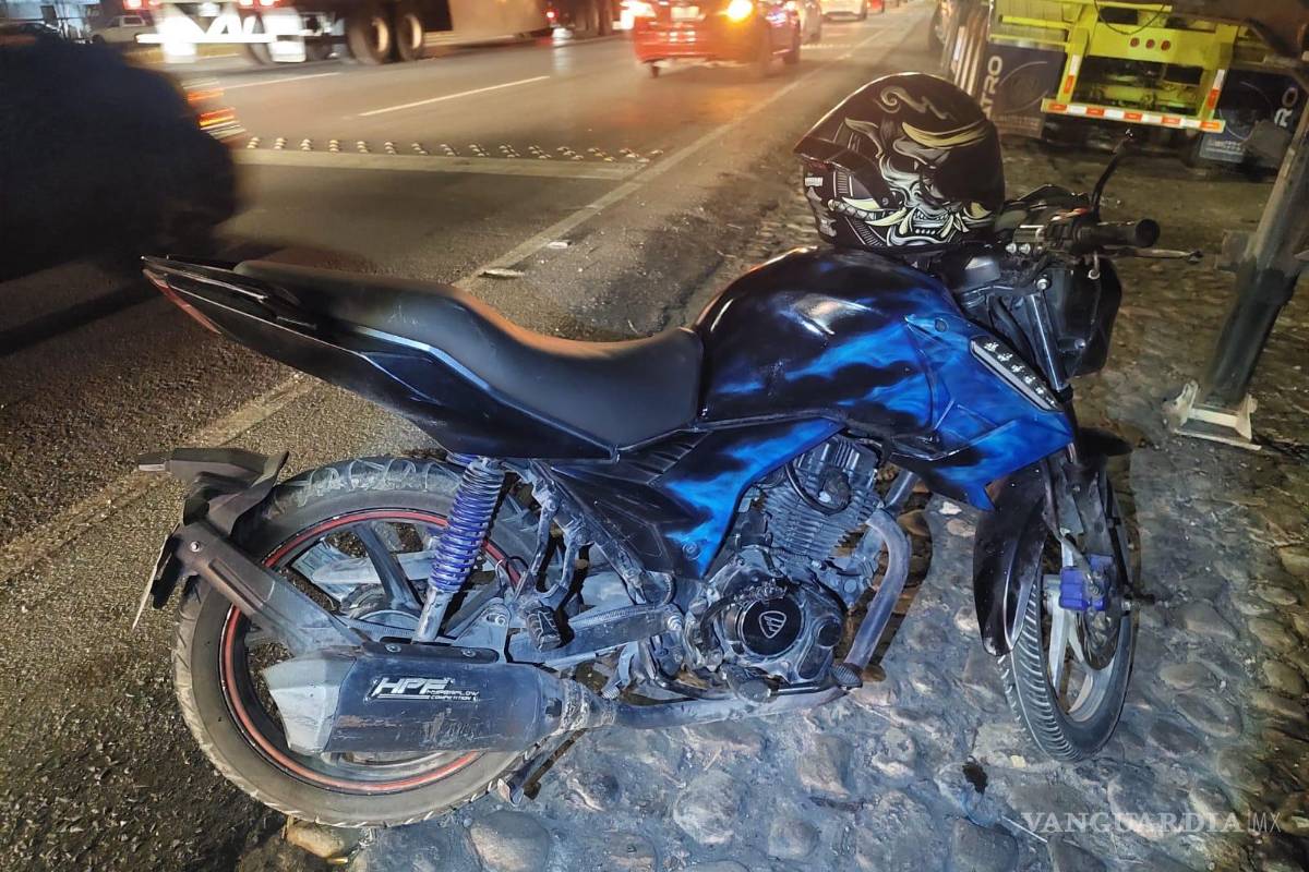 Motociclista no guarda distancia y se impacta contra vehículo, en Saltillo
