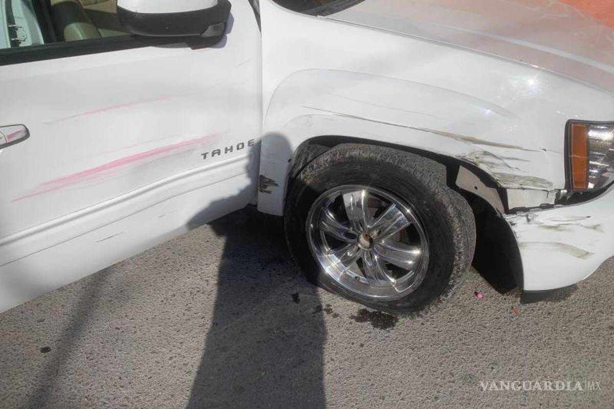 $!Paramédicos trasladaron al conductor inconsciente a la Clínica 88 para su atención médica.