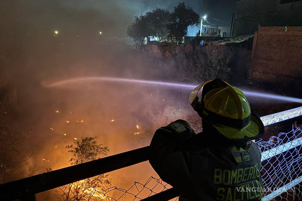 Dos incendios simultáneos en arroyo alarman a vecinos del oriente de Saltillo