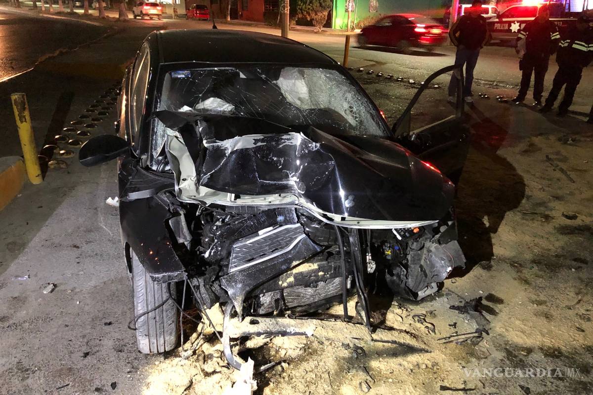 Queda prensado en su vehículo tras chocar en Ramos Arizpe