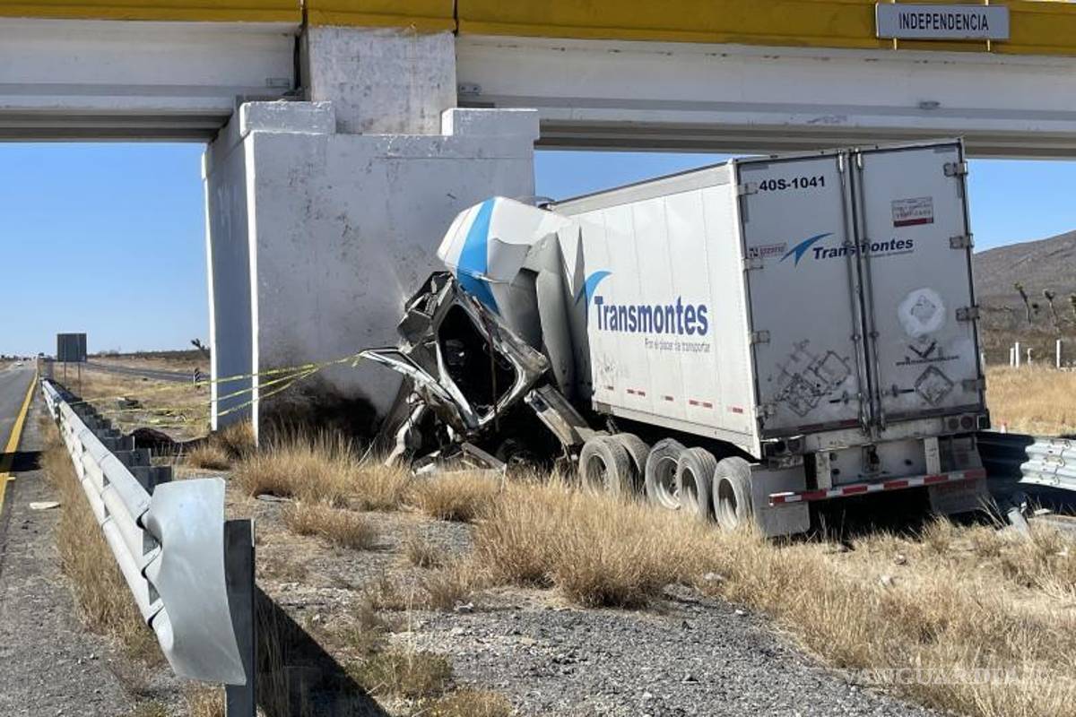$!El vehículo quedó fuera de control tras derrapar por más de 100 metros, lo que ocasionó la tragedia en la autopista Torreón-Saltillo.