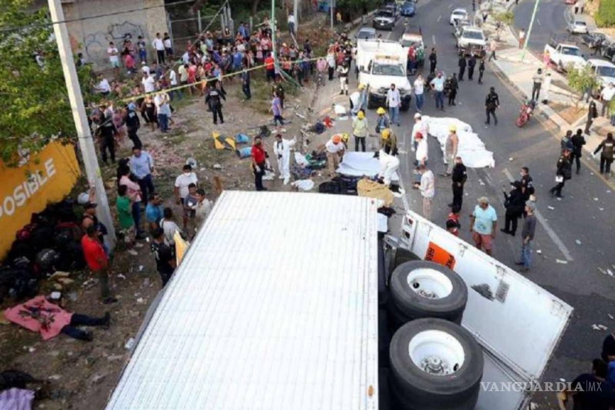 Migrantes sobrevivientes de volcadura de tráiler en Chiapas afirman que pagaron hasta 3 mil 500 dólares