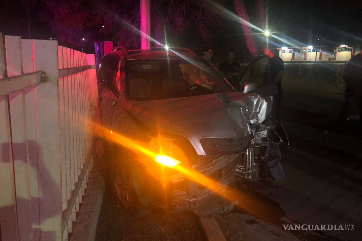 Se mete al Tec con todo y carro