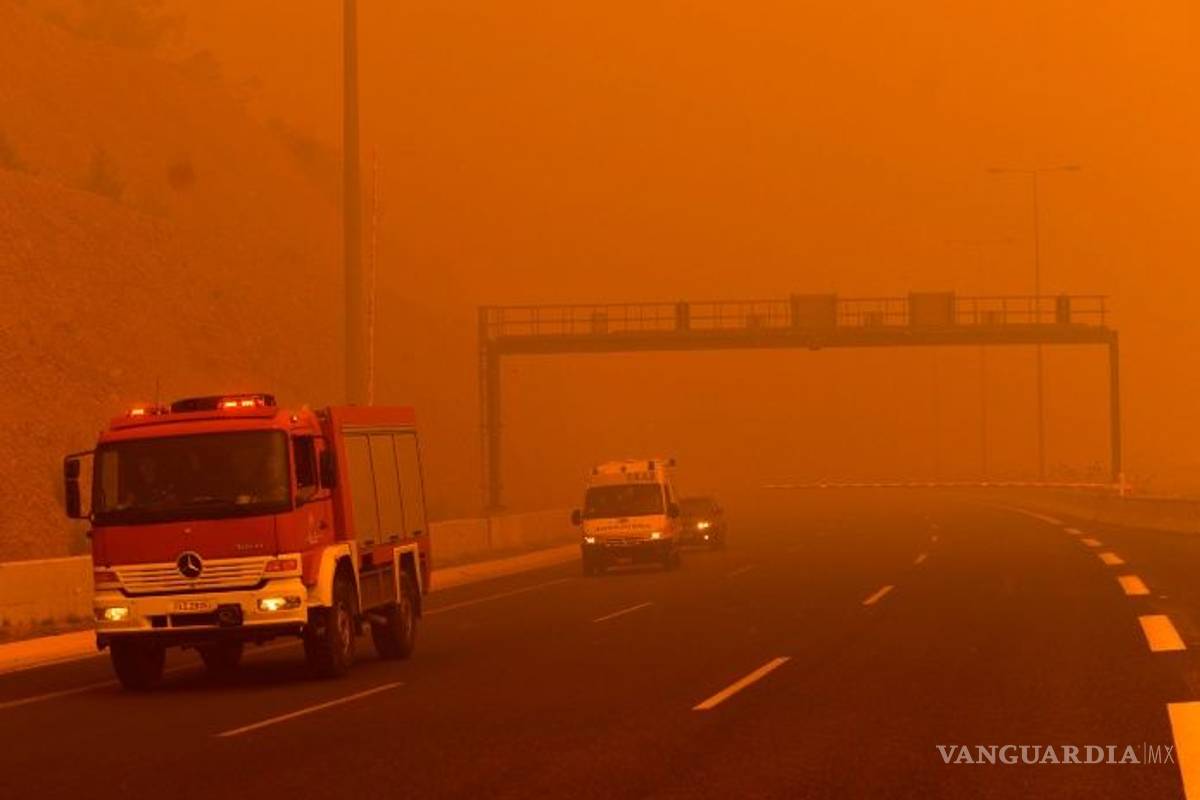 Masivo incendio en Grecia; cierran carreteras y evacuan a cientos de personas