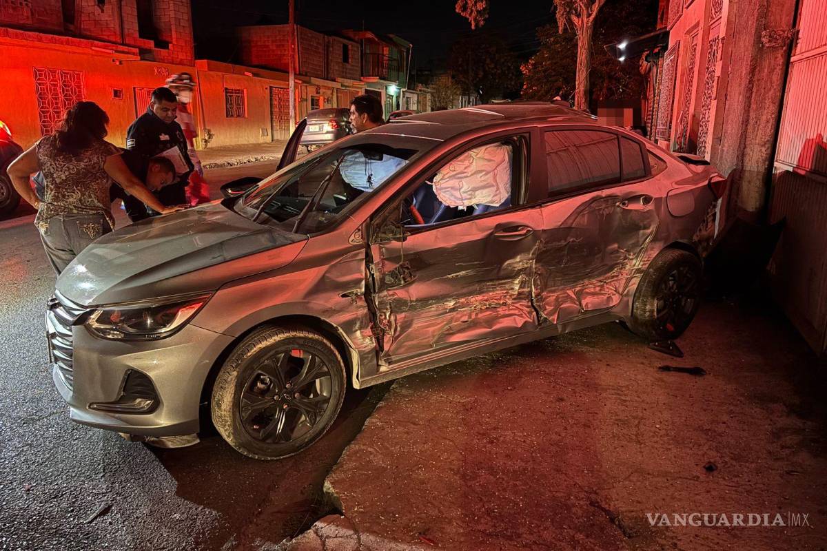 Se debate entre la vida y la muerte conductor tras aparatoso choque en Saltillo; responsable huye del lugar