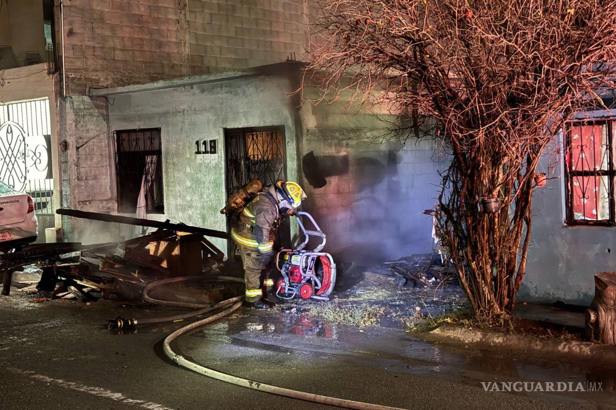 Incendio consume tejabán en predio baldío, en Saltillo