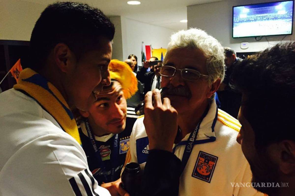 'Tuca' pierde el bigote tras salir campeón