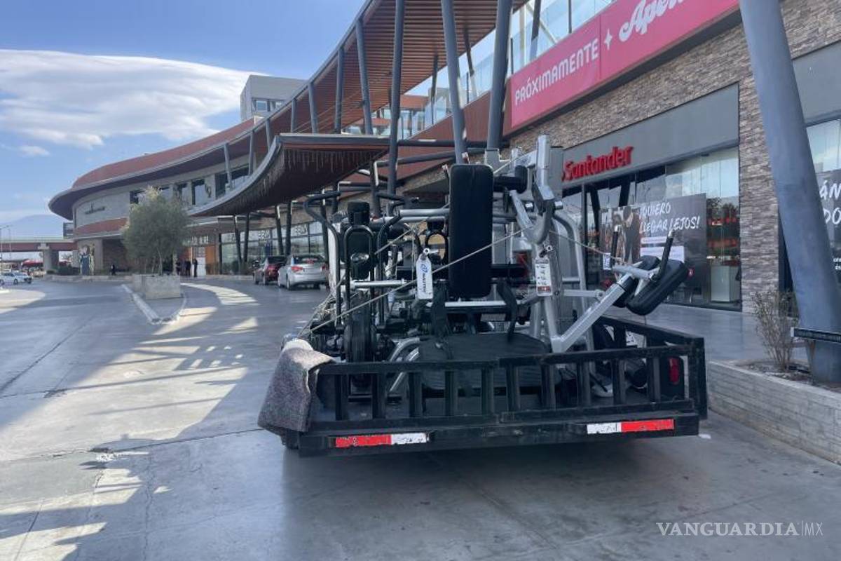 $!Camionetas con plataforma trasladaron los aparatos del centro deportivo desalojado el jueves por la mañana.