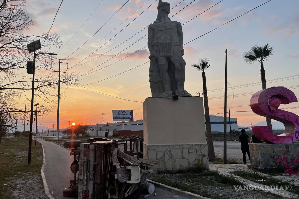 Albañiles correlones vuelcan en la entrada a Saltillo; no hubo lesionados