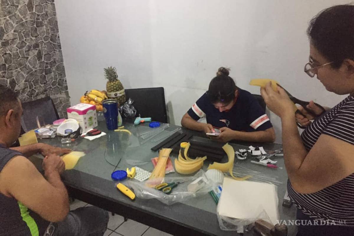 Familia monclovense crea caretas para médicos y enfermeras que atienden pacientes con COVID-19