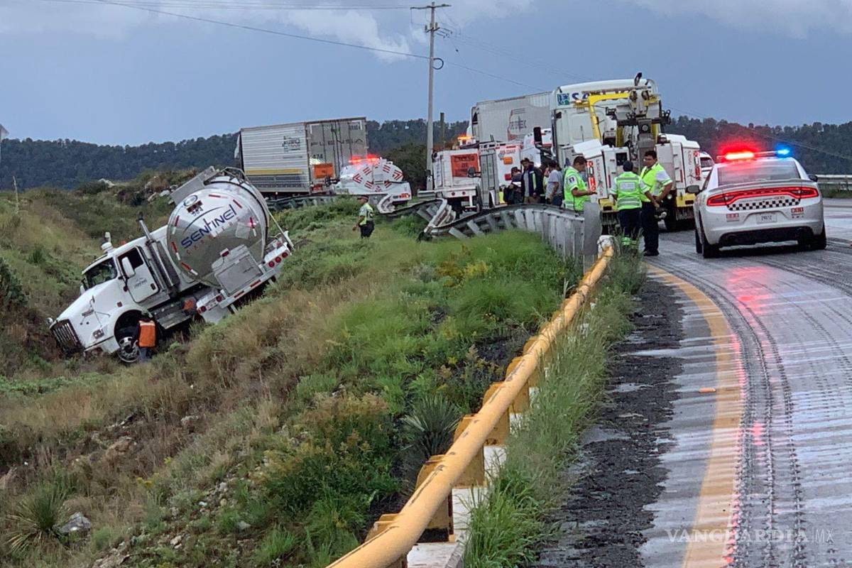 Vuelca autotanque en la carretera 57, en Arteaga