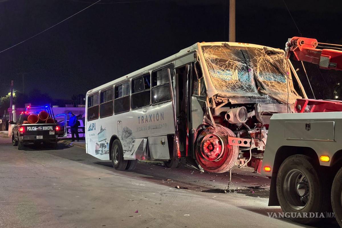 $!La unidad de la línea Lipu Traixión fue remolcada mediante una grúa y llevada al corralón municipal.