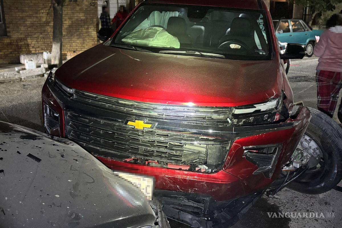 Choca por pasarse el alto, huye y daña cinco vehículos estacionados, en Saltillo
