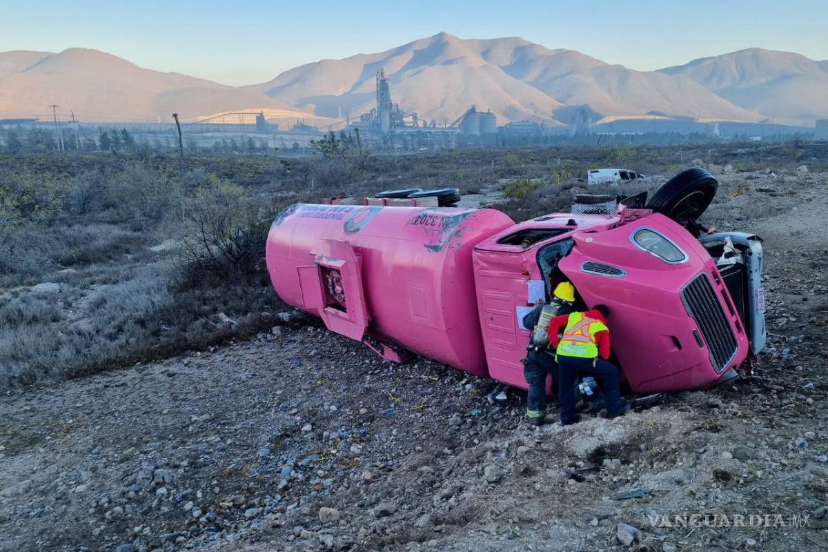 Vuelca pipa con diésel en carretera Monterrey-Saltillo, conductor abandona vehículo siniestrado