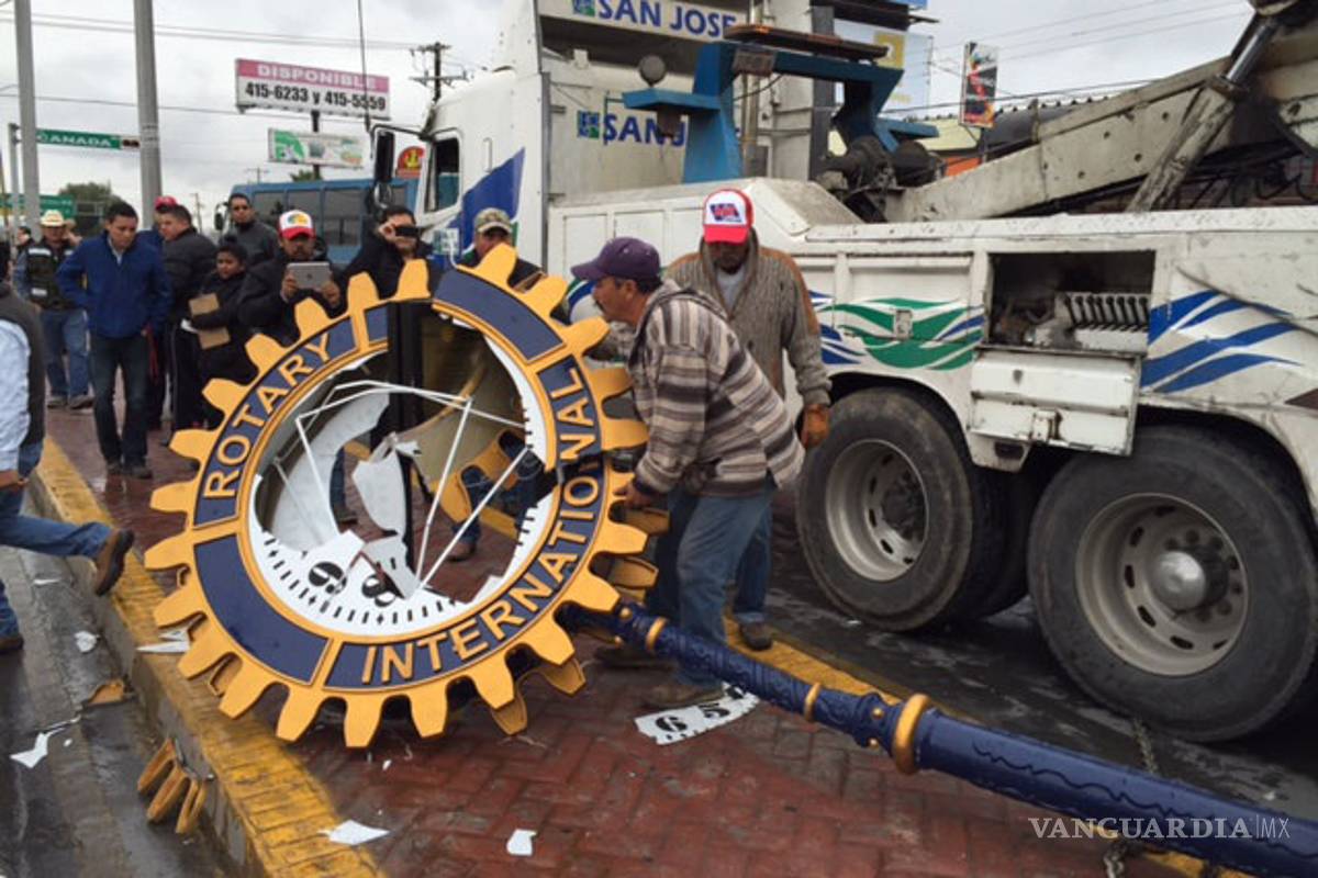 Lamentan rotarios de Saltillo destrucción de reloj