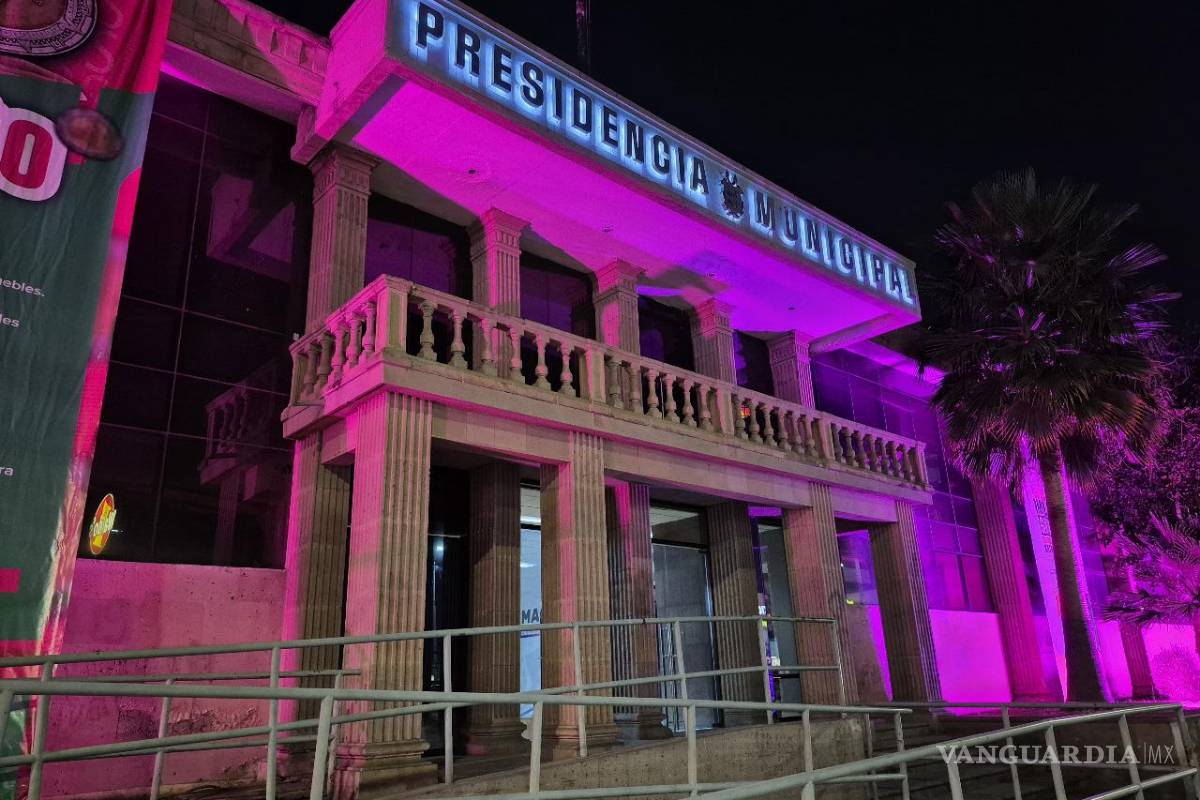 Presidencia de Saltillo se tiñe de rosa en apoyo a la lucha contra el cáncer de mama