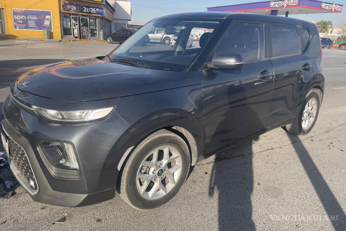 Vehículo se ‘adueña’ de bulevar y causa choque contra camioneta en Saltillo