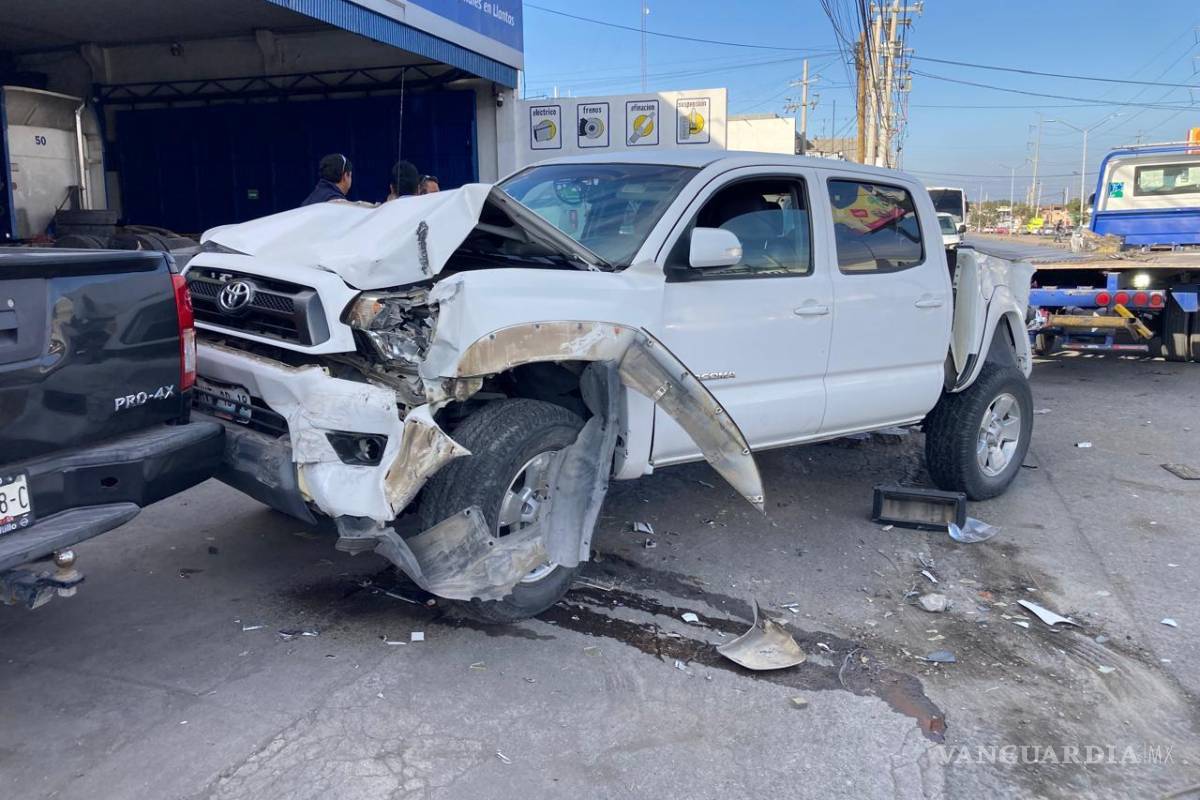 Intenta cambiar de carril sin precaución y provoca choque múltiple en Saltillo (video)