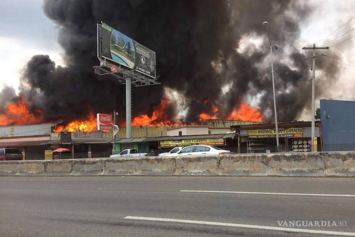 Se registra fuerte incendio en zona comercial de Santiago, Nuevo León