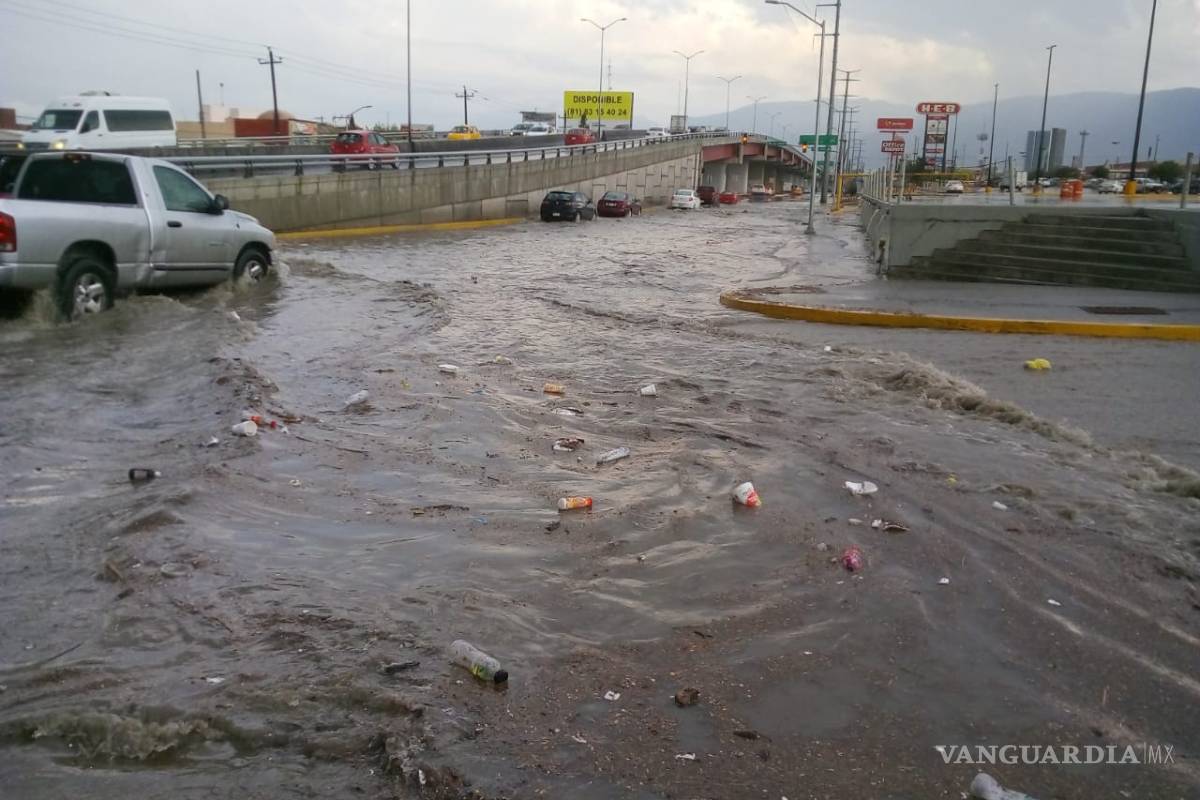 Cierran vialidades de Saltillo por fuertes lluvias