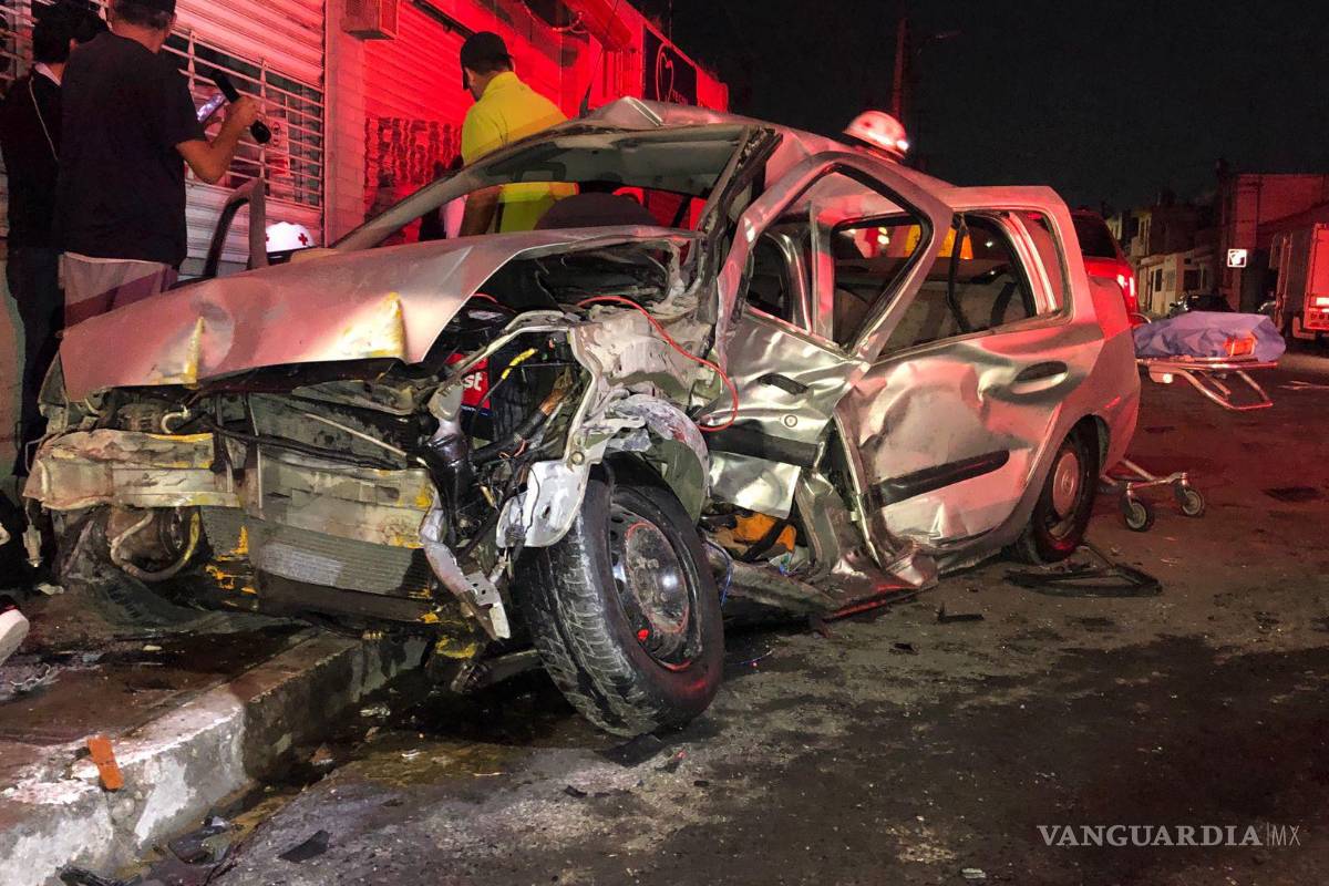 Joven pierde la vida en aparatoso percance vehicular; cuatro más resultaron lesionadas en Centro de Saltillo