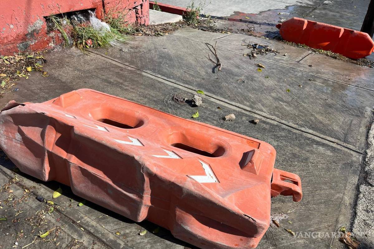 Reportan vecinos fuga de agua en el centro de Saltillo sin atención tras más de 10 horas