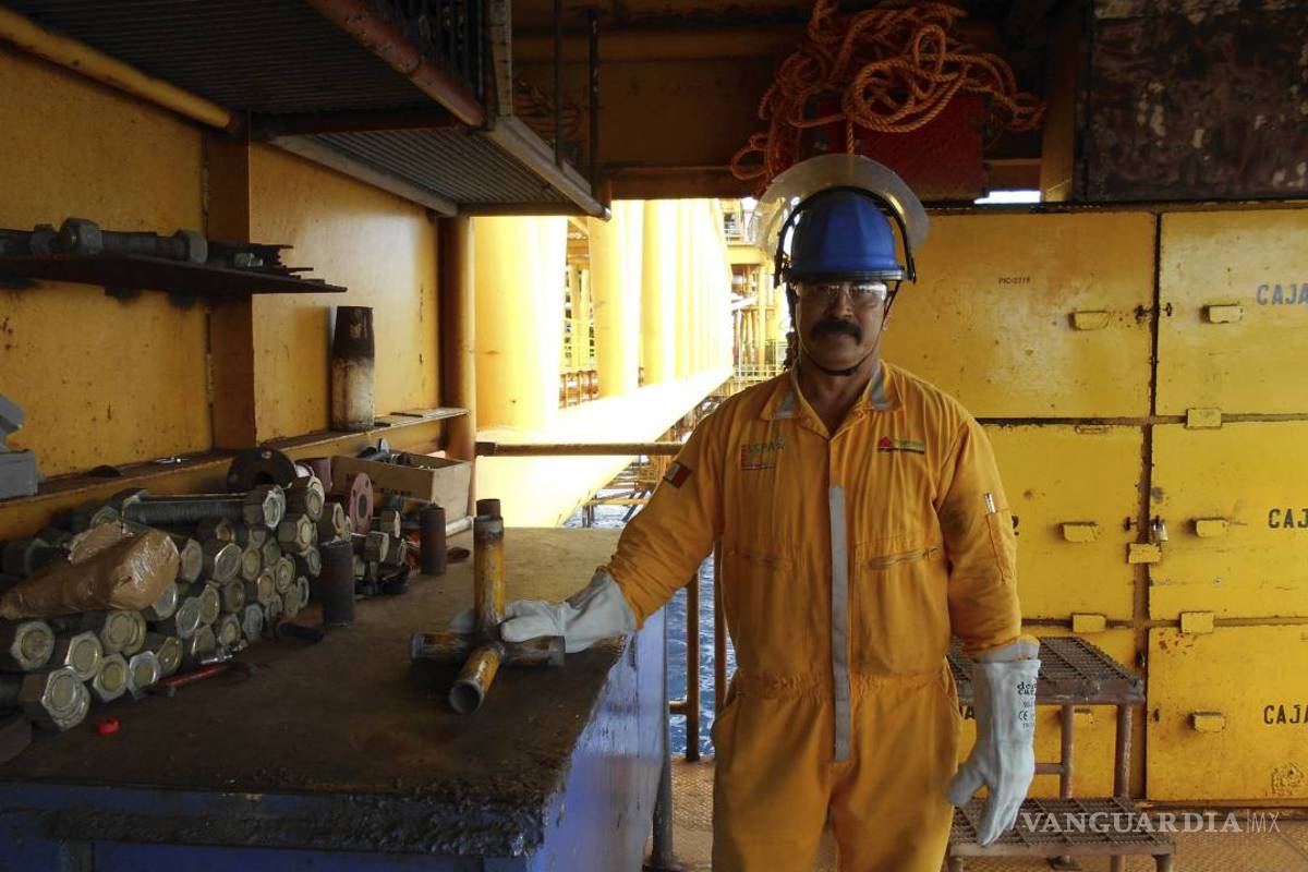 Empleados de plataformas petroleras, el alma de un sector en crisis en México