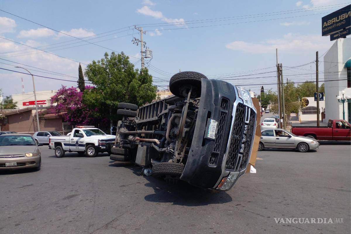 Volcadura en la colonia República de Saltillo obstaculiza la vialidad