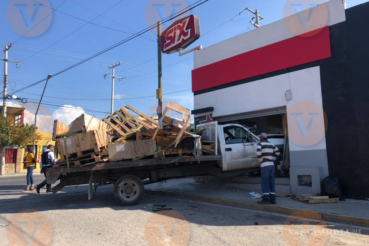 Camión termina incrustado en expendio de licores en la colonia Morelos de Saltillo