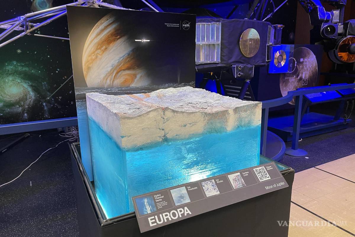 $!Una maqueta de la luna de júpiter exhibida en el Laboratorio de Propulsión a Chorro de la NASA en Pasadena, California.