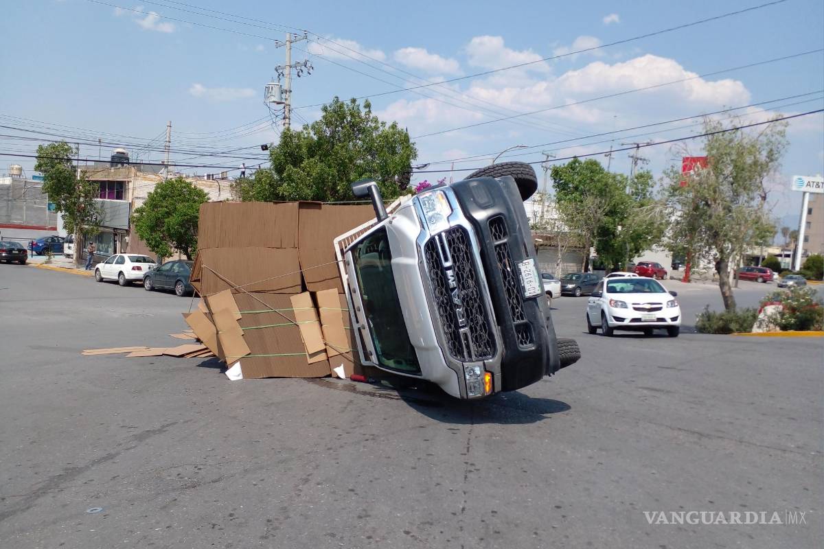 Volcadura en la colonia República de Saltillo obstaculiza la vialidad