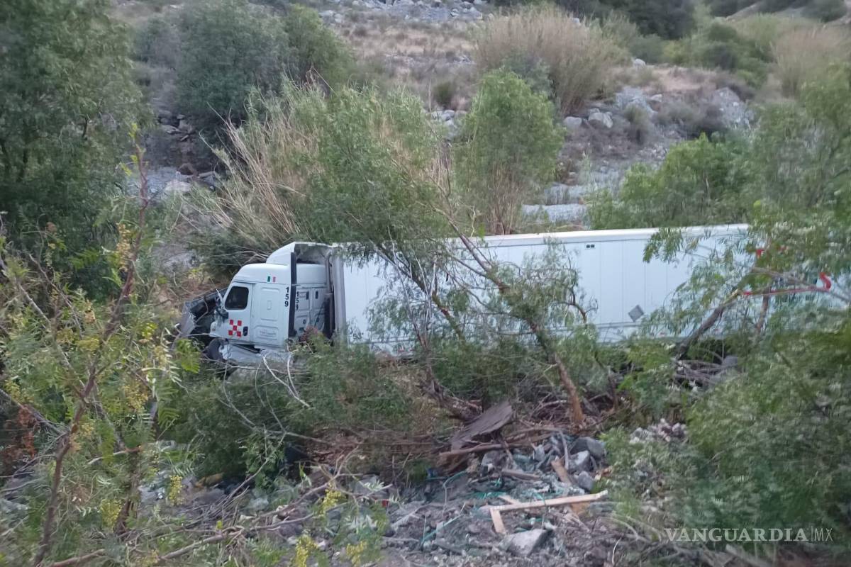 Accidentes carreteros en Los Chorros provocan caos vehicular; tráiler cae a barranco y otro más vuelca