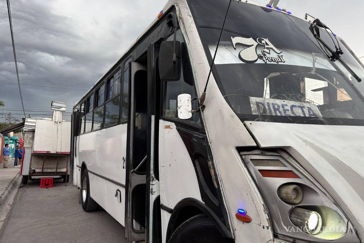 Motociclista arrolla y deja herido a pasajero que descendía de la ruta 7A, en Saltillo