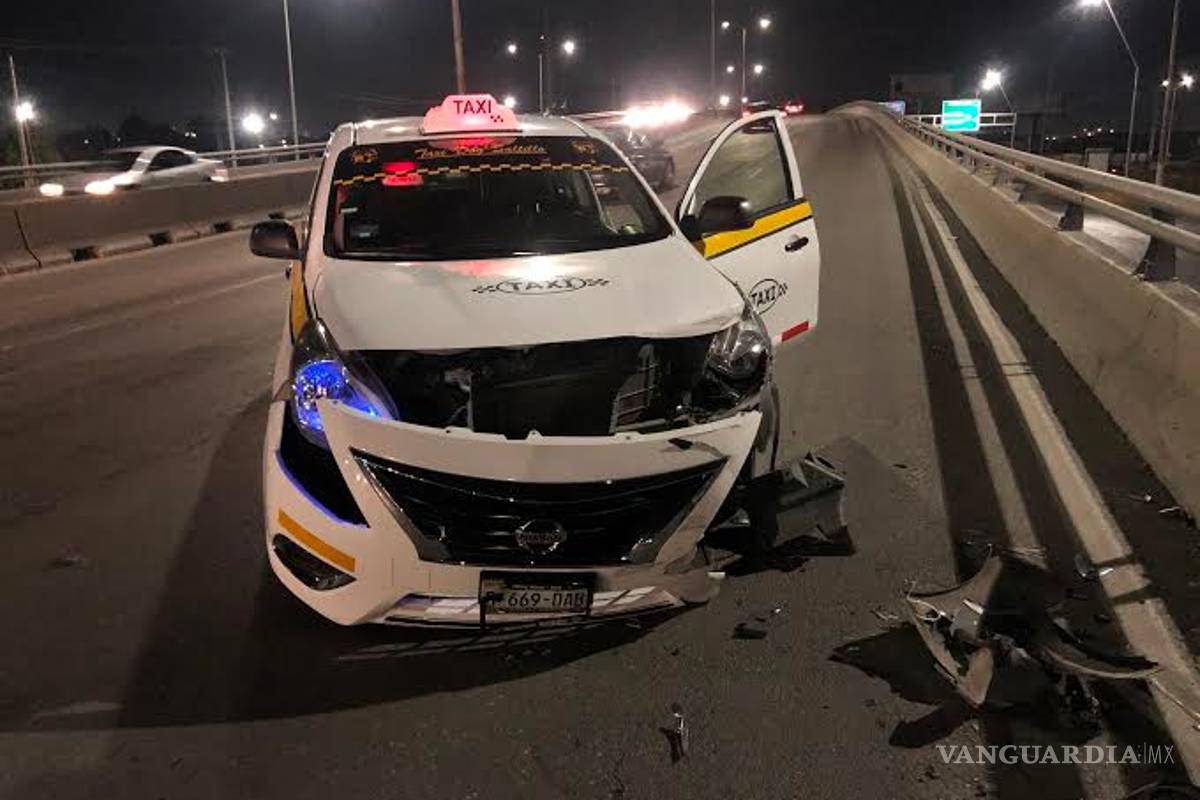 $!Por 'rápido y furioso' destroza su Dodge Challenger en Saltillo; brinca camellón y choca a taxista