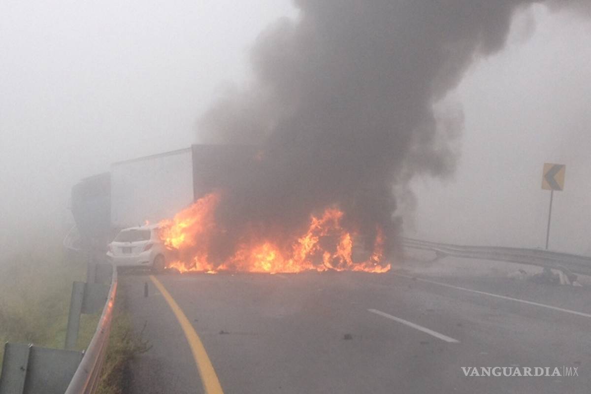 Fuerte carambola provoca incendio en la carretera Saltillo-Monterrey