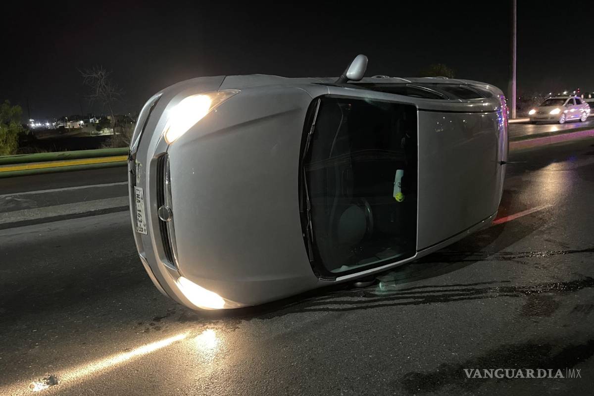 Vuelca su auto en Saltillo por ir con el celular en la mano