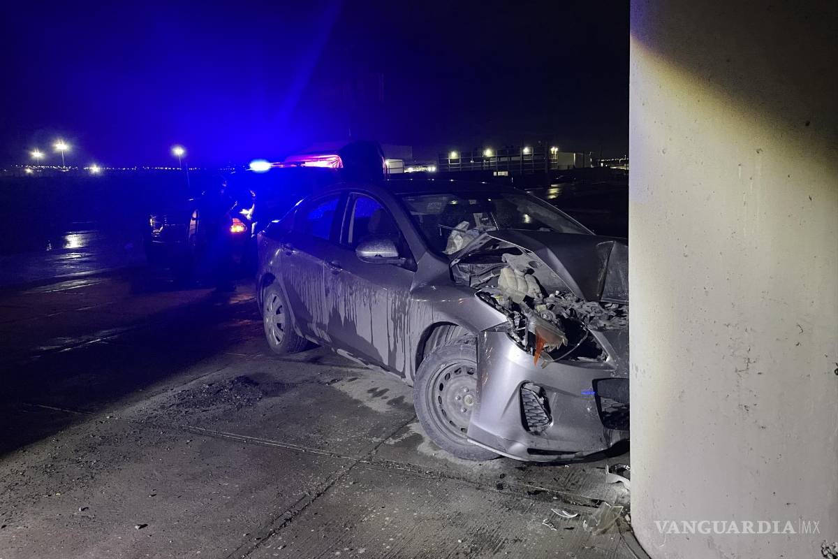 Choca y abandona su vehículo en Lib. Óscar Flores Tapia; autoridades encuentran sus documentos