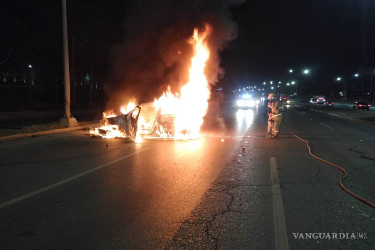 Arde en llamas tras chocar contra luminaria en la Monterrey-Saltillo; acompañante lesionada