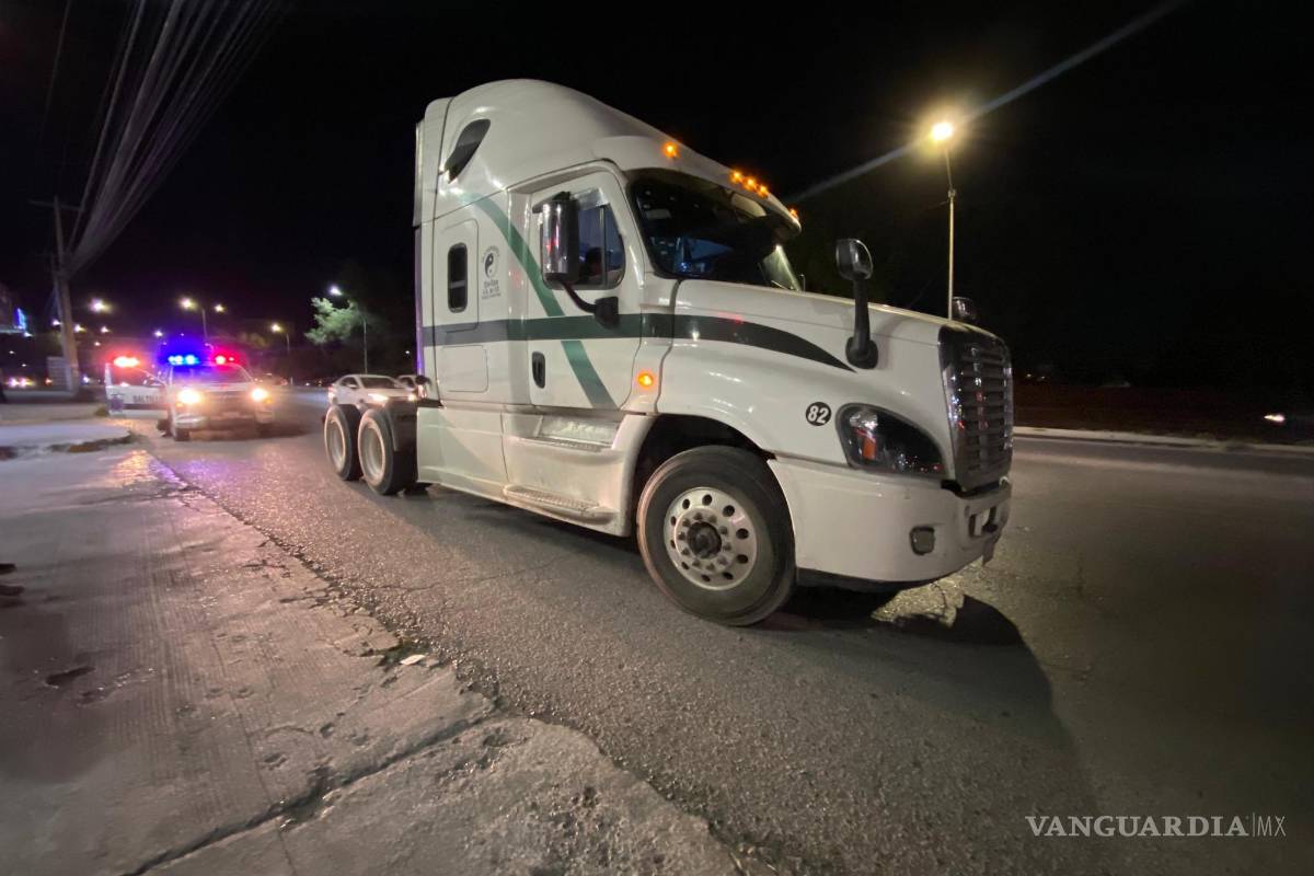 ‘Güelita’ se lleva un susto en Saltillo: ¡la choca tráiler y por poco no la cuenta!