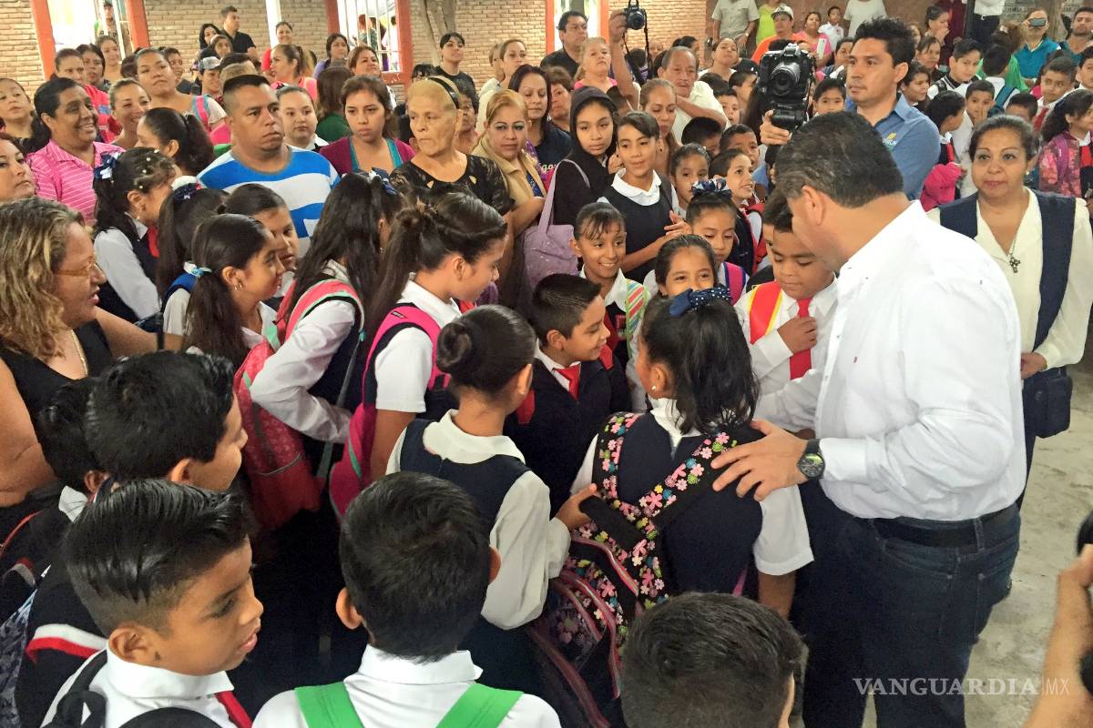 Entregan en Torreón útiles y uniformes escolares