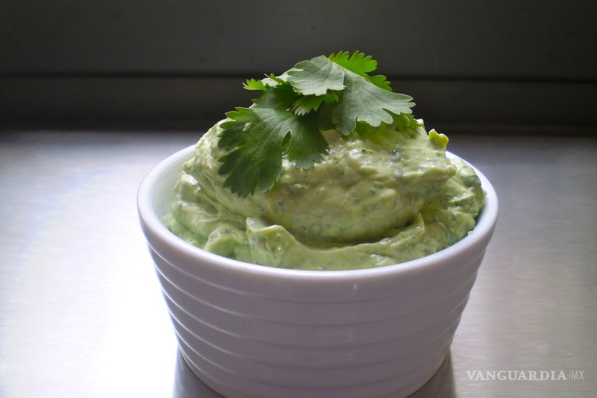 Mayonesa verde de ajo o condimentada