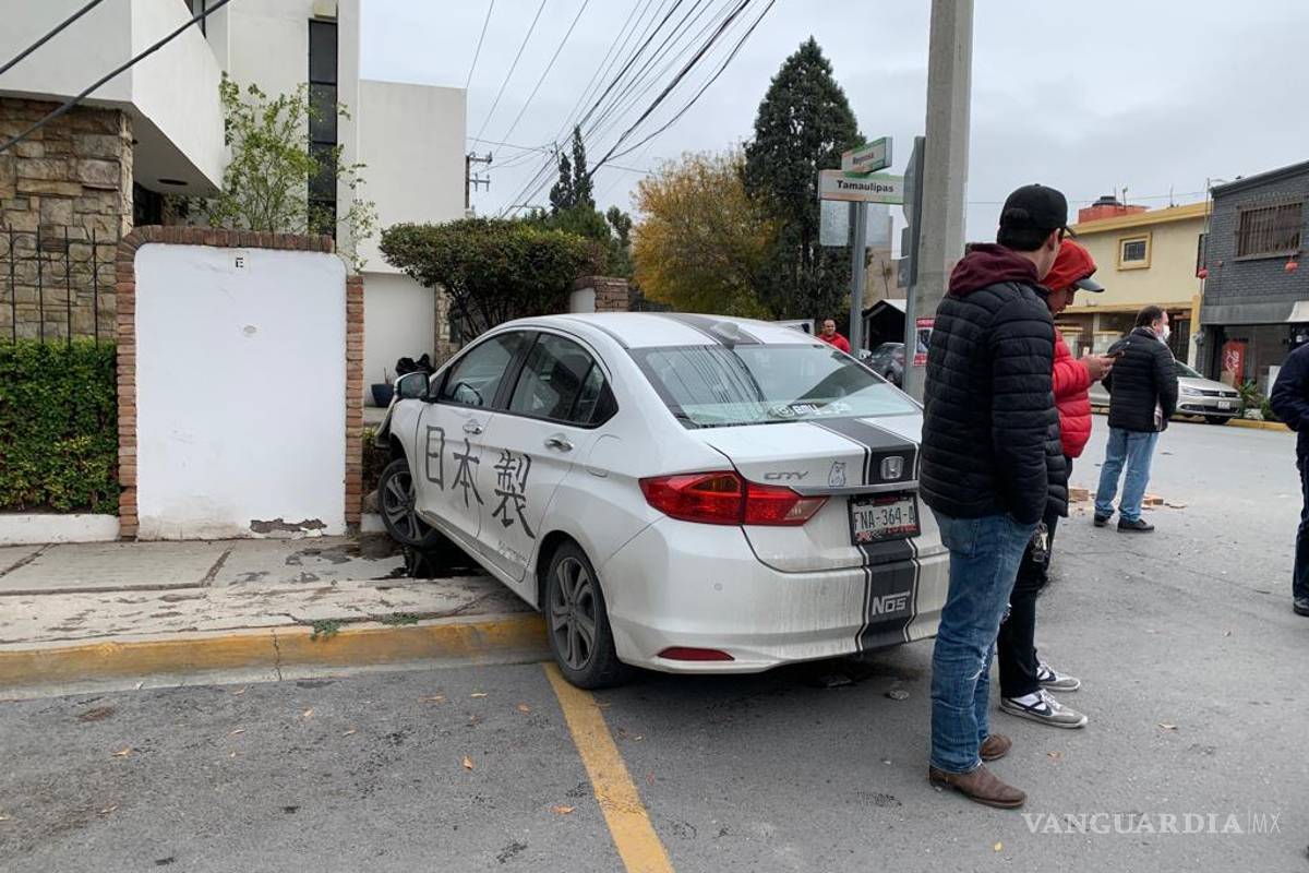 Auto choca con barda en la colonia República de Saltillo