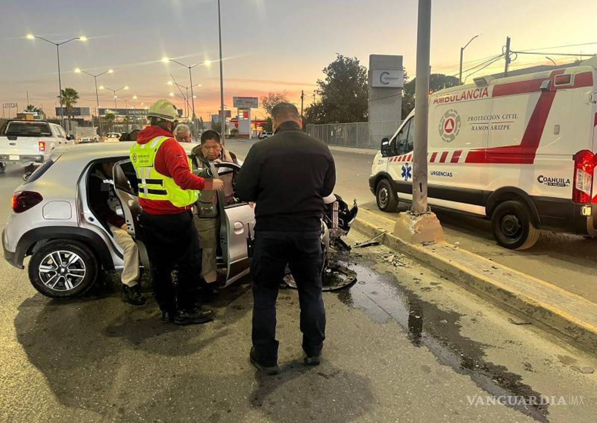 $!Paramédicos de Bomberos de Ramos Arizpe atendieron a un pasajero de 63 años, quien fue trasladado a un hospital.