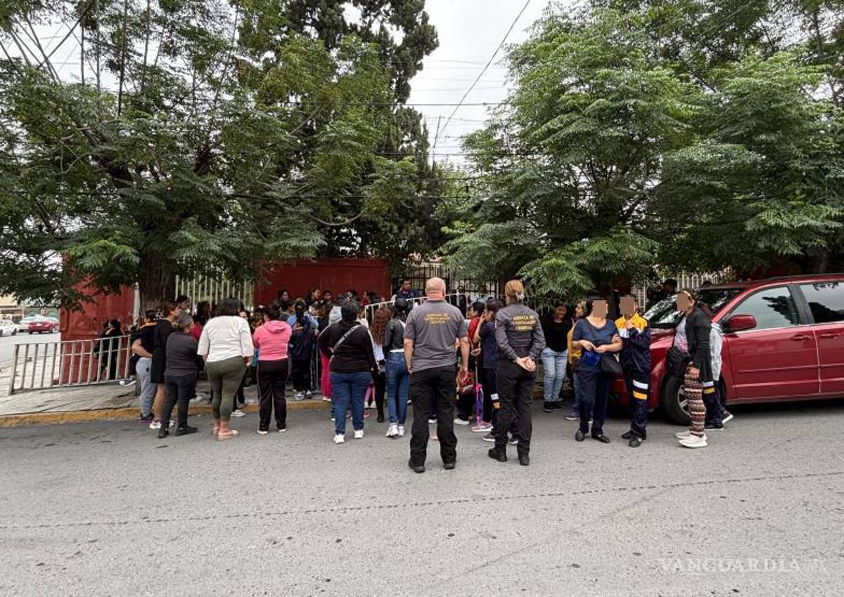 $!Padres de familia bloquearon el acceso principal a la primaria Lic. Melchor Ocampo en protesta contra la directora.