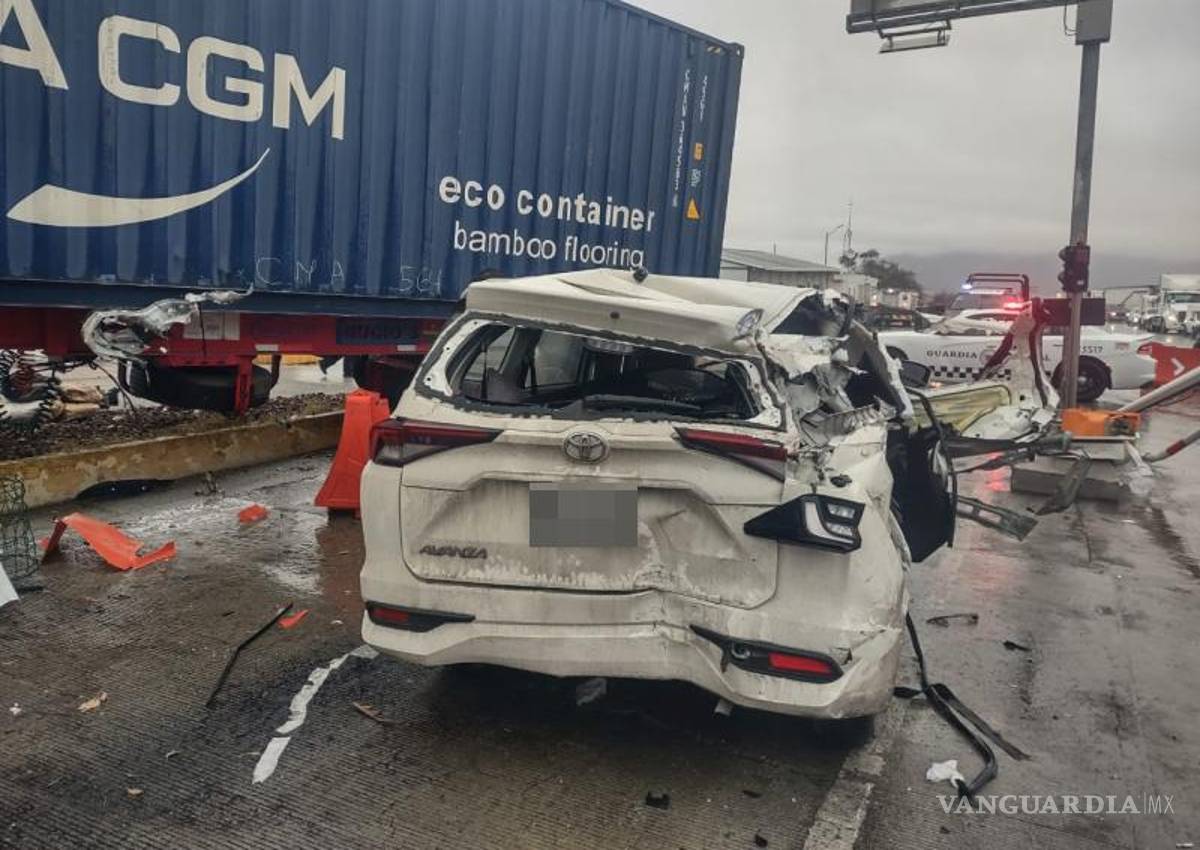 $!La Toyota Avanza resultó con daños tras ser golpeada por el tractocamión en la carretera 57.