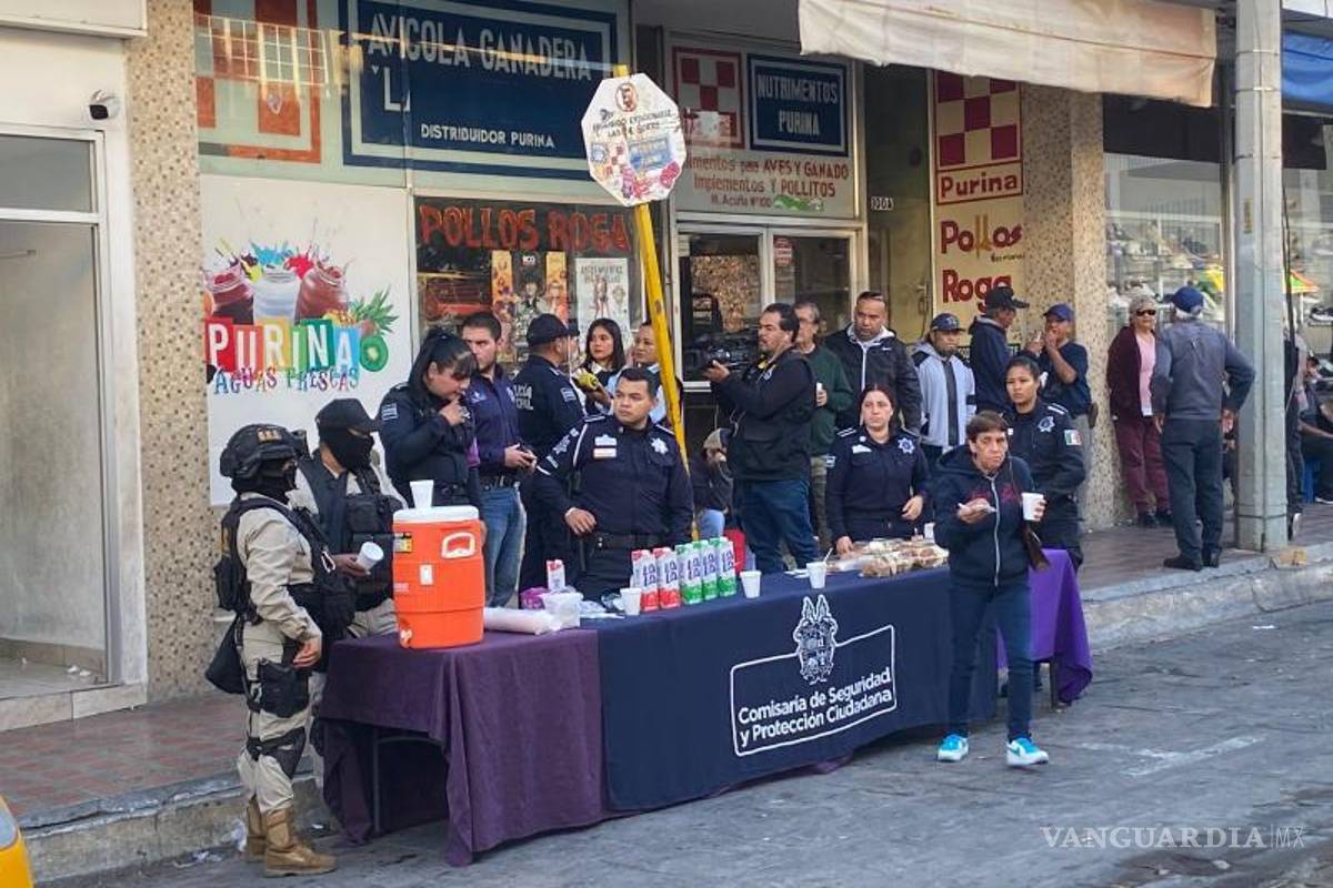$!Elementos municipales se acercaron a usuarios en fila para realizar una jornada de proximidad social.