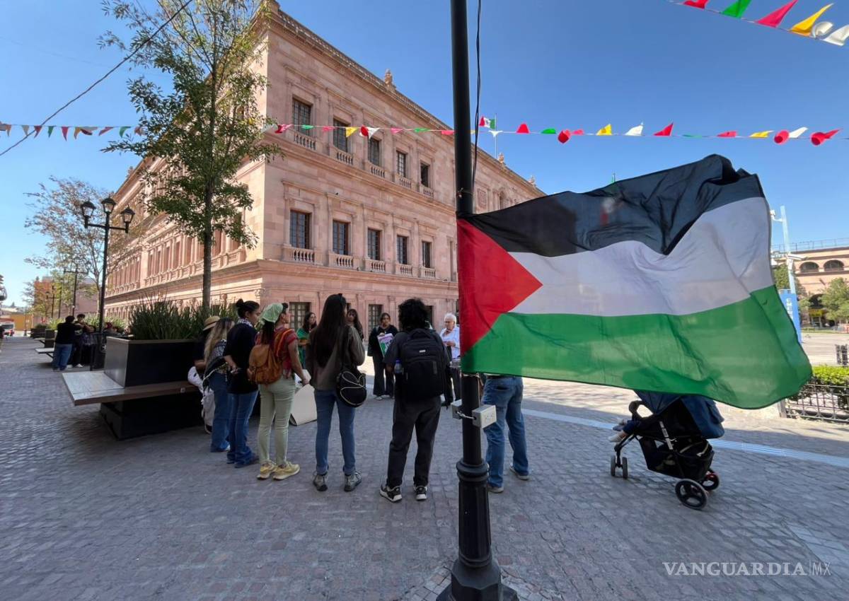 $!Con la bandera palestina ondeando, la demostración se hizo presente enfrente de las instalaciones del poder ejecutivo coahuilense.