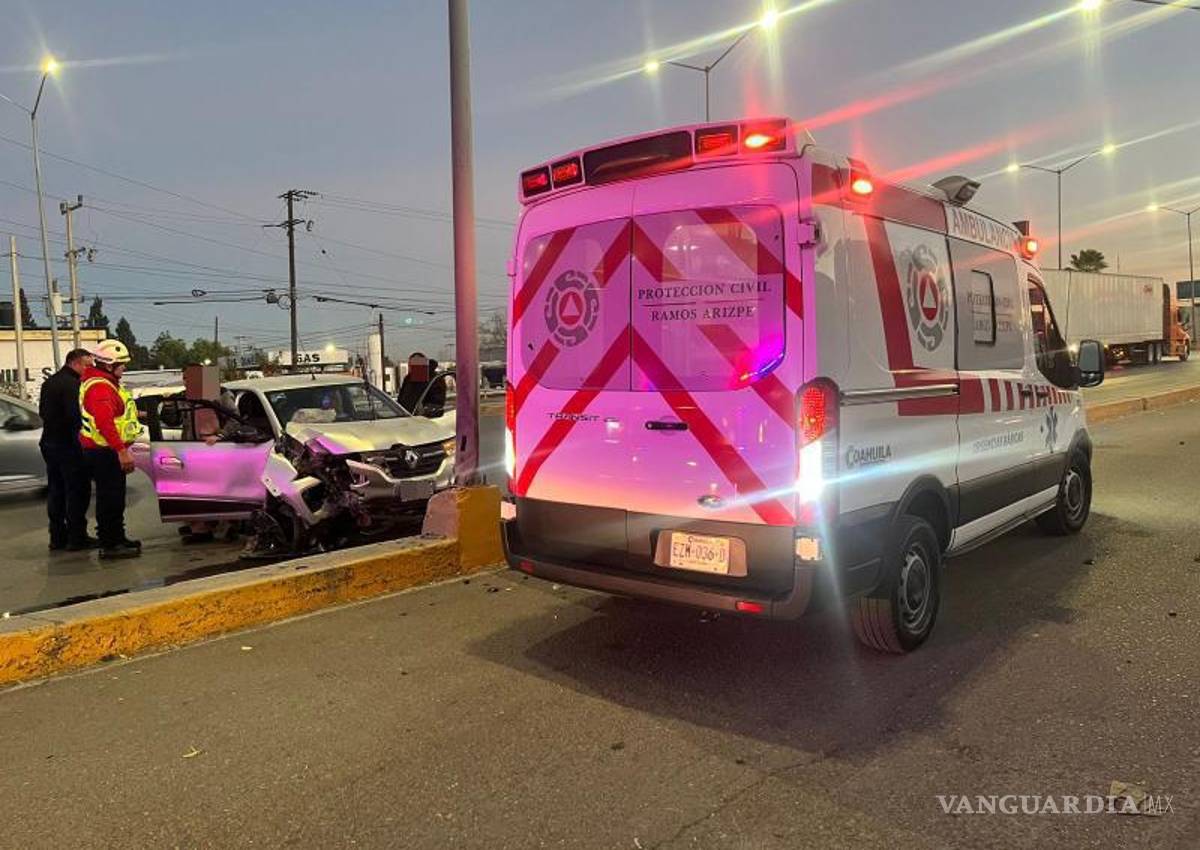 $!El conductor del vehículo, acompañado de compañeros de trabajo, resultó ileso tras perder el control del Renault Kwid.