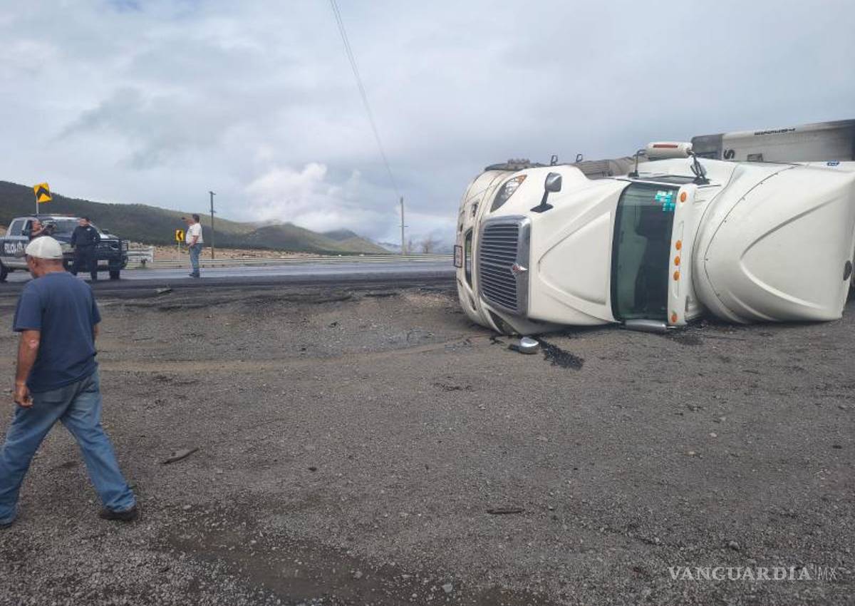 $!La unidad de carga terminó volcada sobre la carretera 57, invadiendo ambos carriles.